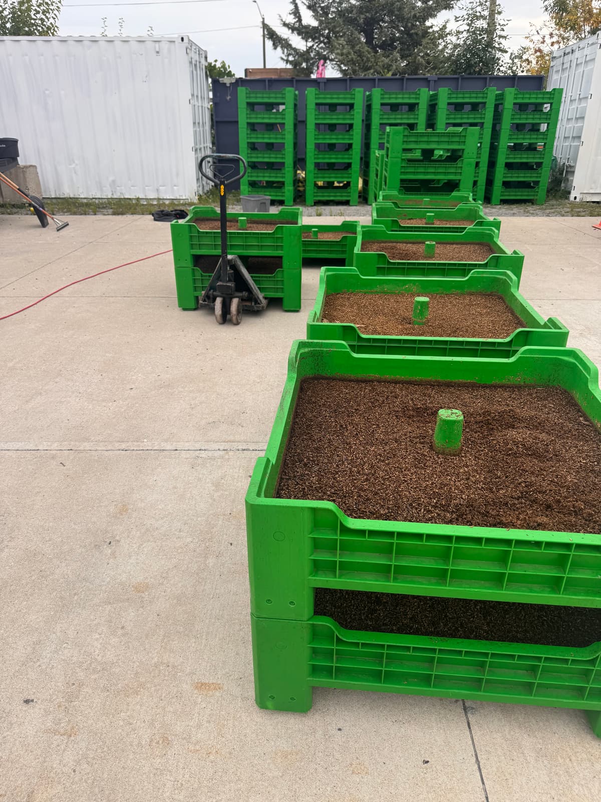 IHT biodigester tray handling during bioconversion cycle